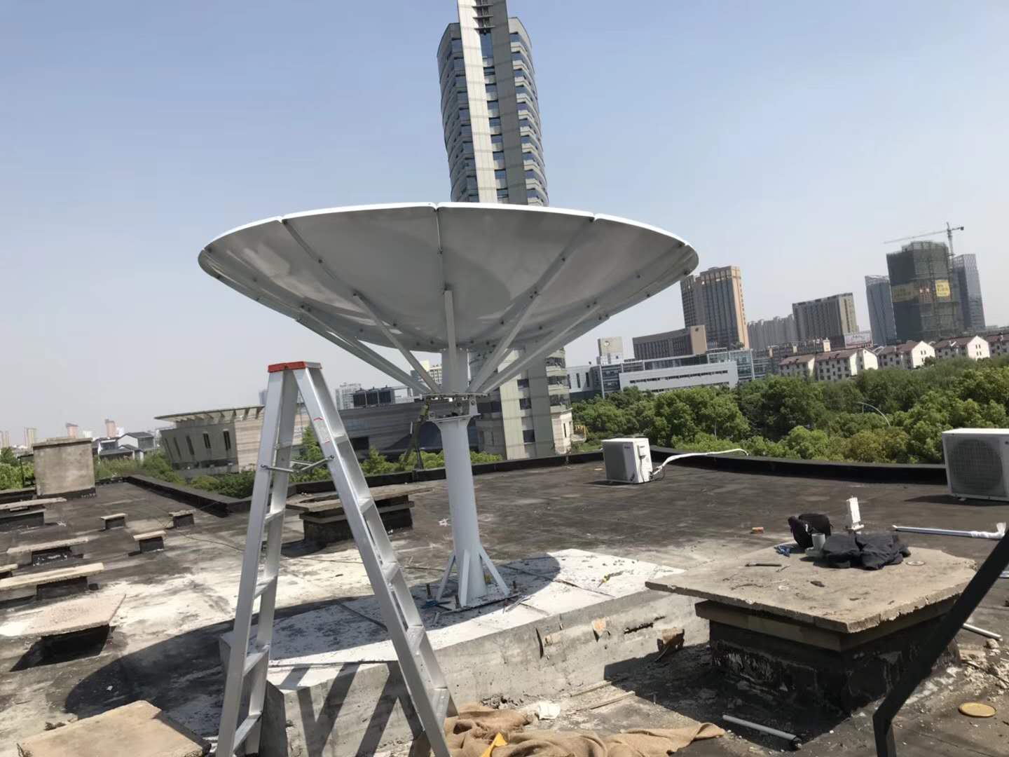 赋能柬埔寨通信升级！金威公司卫星天线系统安装工程正式启程